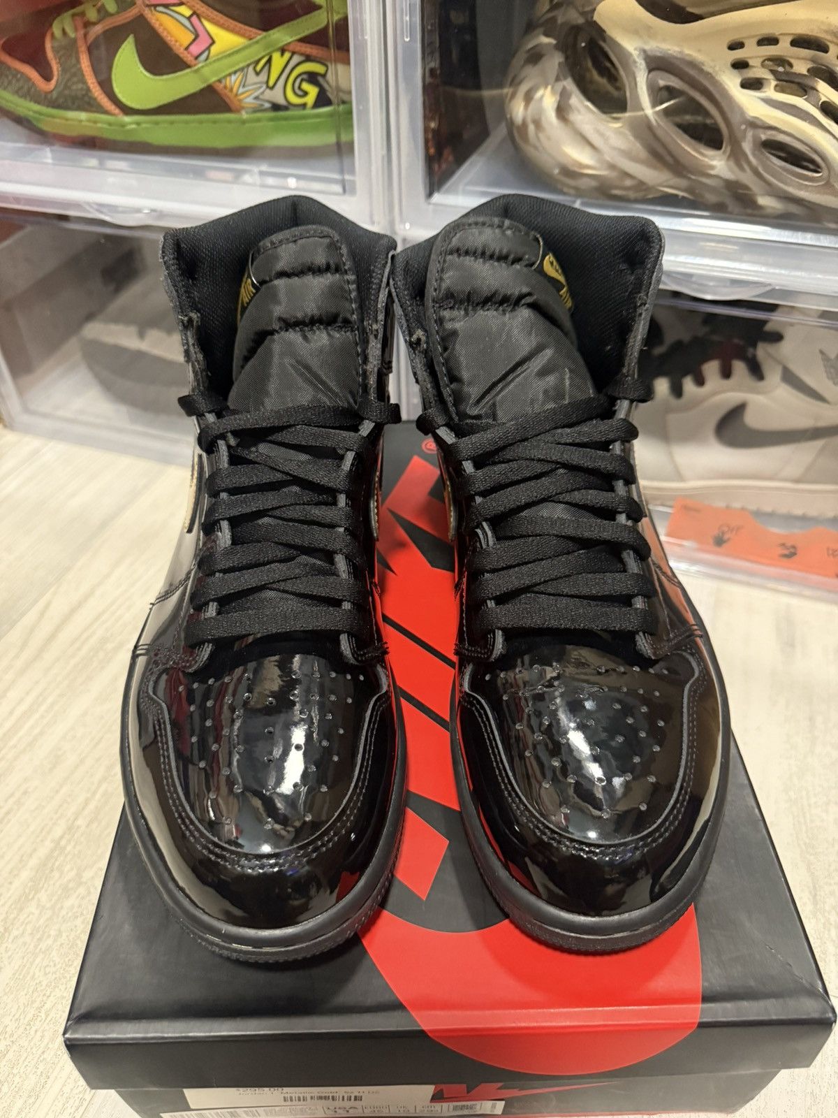 Jordan Brand Air Jordan 1 Retro High OG Black Metallic Gold Size US 11 / EU 44 - 4 Thumbnail