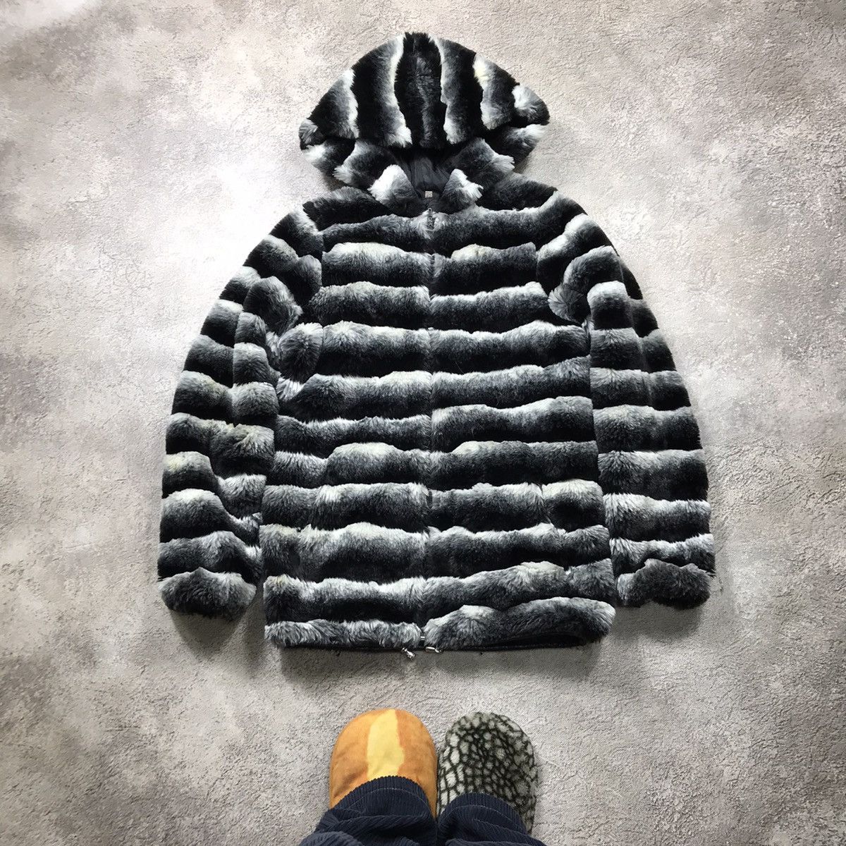 Vintage Vintage Striped Fur Puffer Jacket Japanese Streetwear Logo L Size L / US 10 / IT 46 - 1 Thumbnail