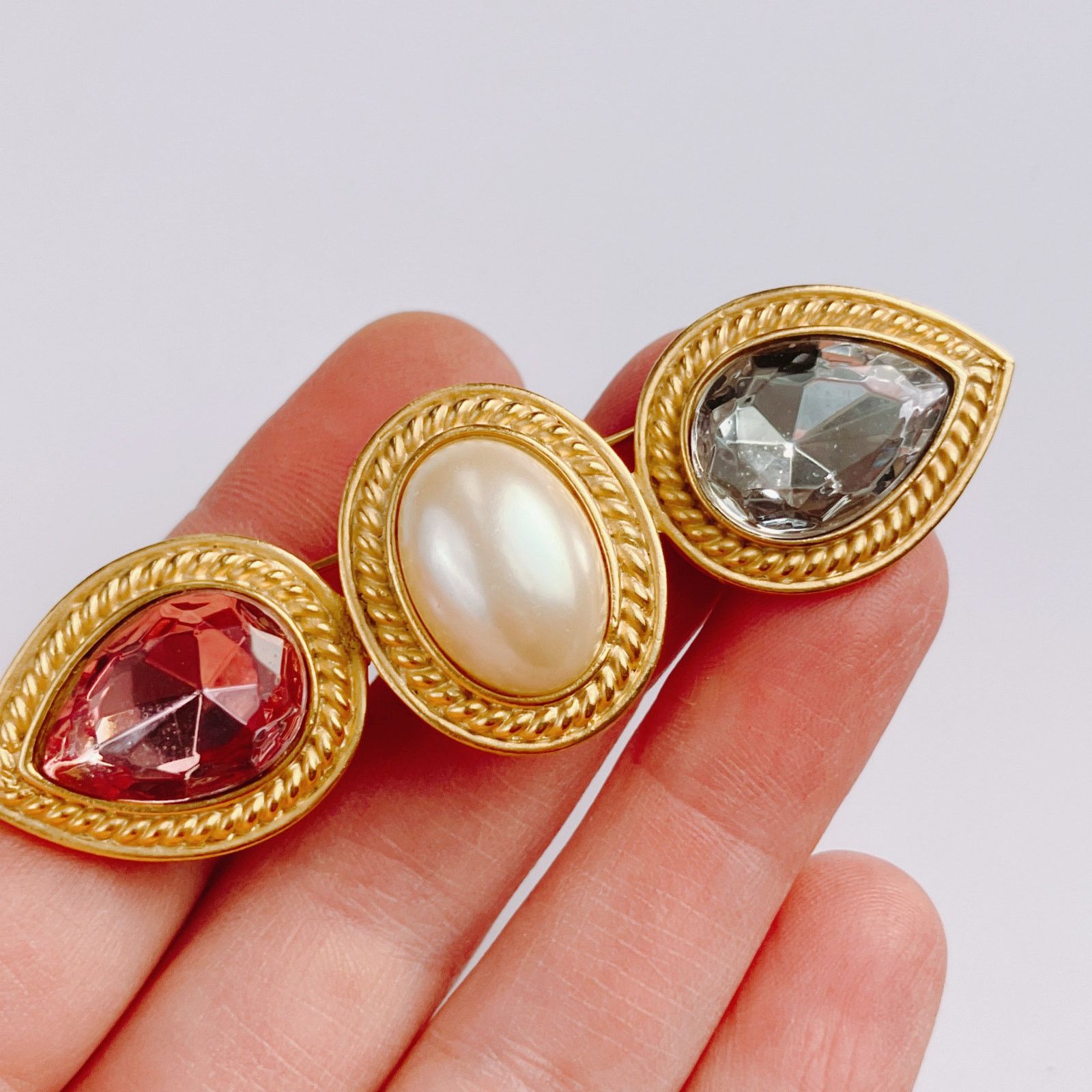 Vintage Vintage Signed TAT Gold Tone Brooch Faux Pearl Pink Gray Size ONE SIZE - 2 Thumbnail