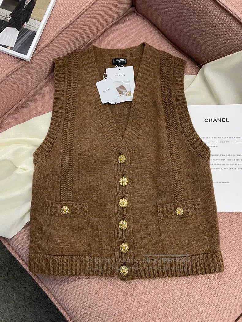 Chanel Chanel 24A brown V-neck floral diamond buckle knitted vest Size XS / US 0-2 / IT 36-38 - 1 Thumbnail