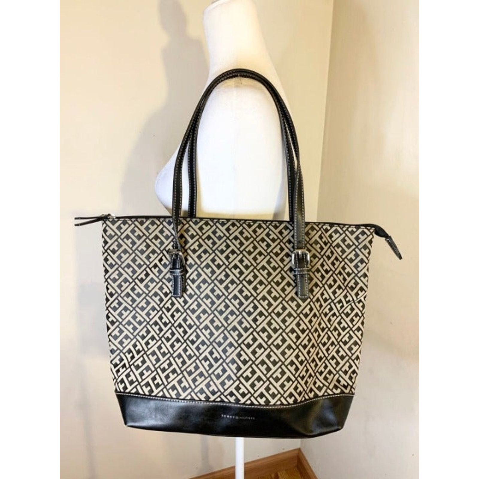 Tommy Hilfiger Tommy Hilfiger Black Pattern Tote Handbag Size ONE SIZE - 7 Thumbnail