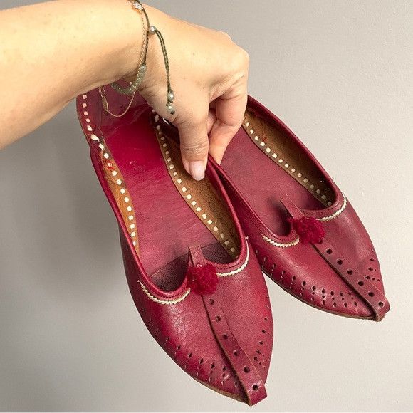 Vintage Vintage Handmade Red Pointy Leather Indian Slippers Size US 6 / IT 36 - 2 Thumbnail