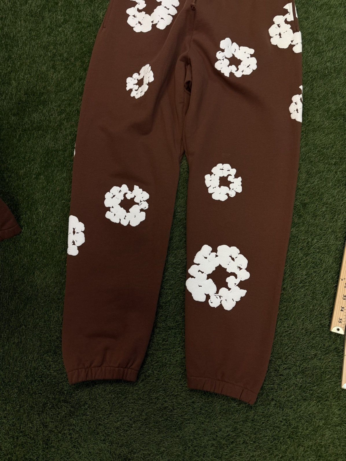 DENIM TEARS Denim Tears Cotton Wreath Sweatpants Size L (NEW) Size US 33 - 2 Thumbnail