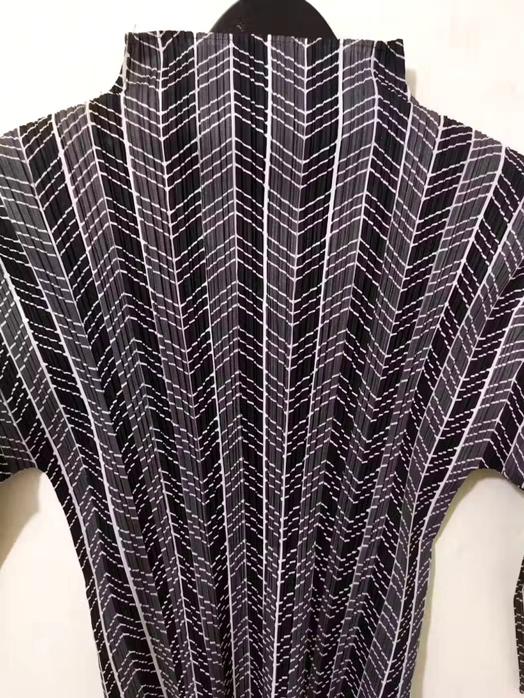 Pleats Please Issey Miyake PLEATS PLEASE ISSEY MIYAKE LONGSLEEVE STRETCHABLE WOMEN Size L / US 10 / IT 46 - 7 Thumbnail