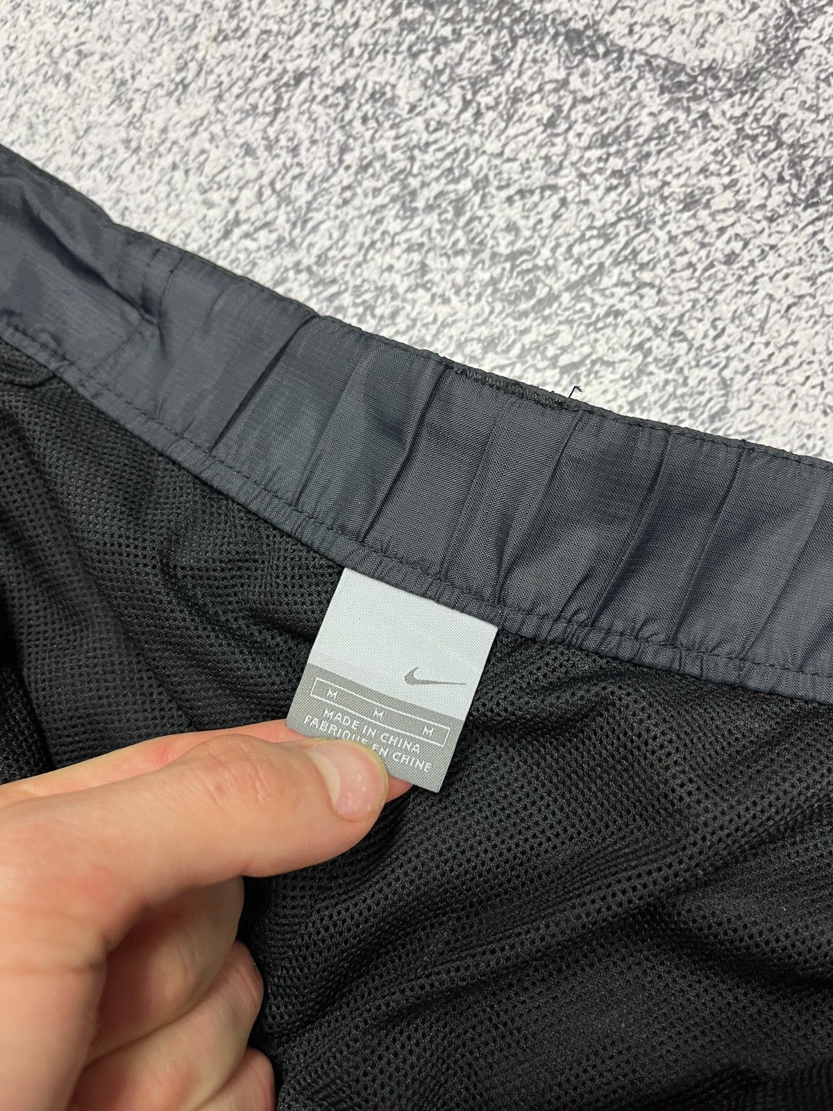 Nike Vintage 00’s Nike Vintage Nylon Shorts Swoosh Y2K Black Hype Size US 31 - 9 Thumbnail