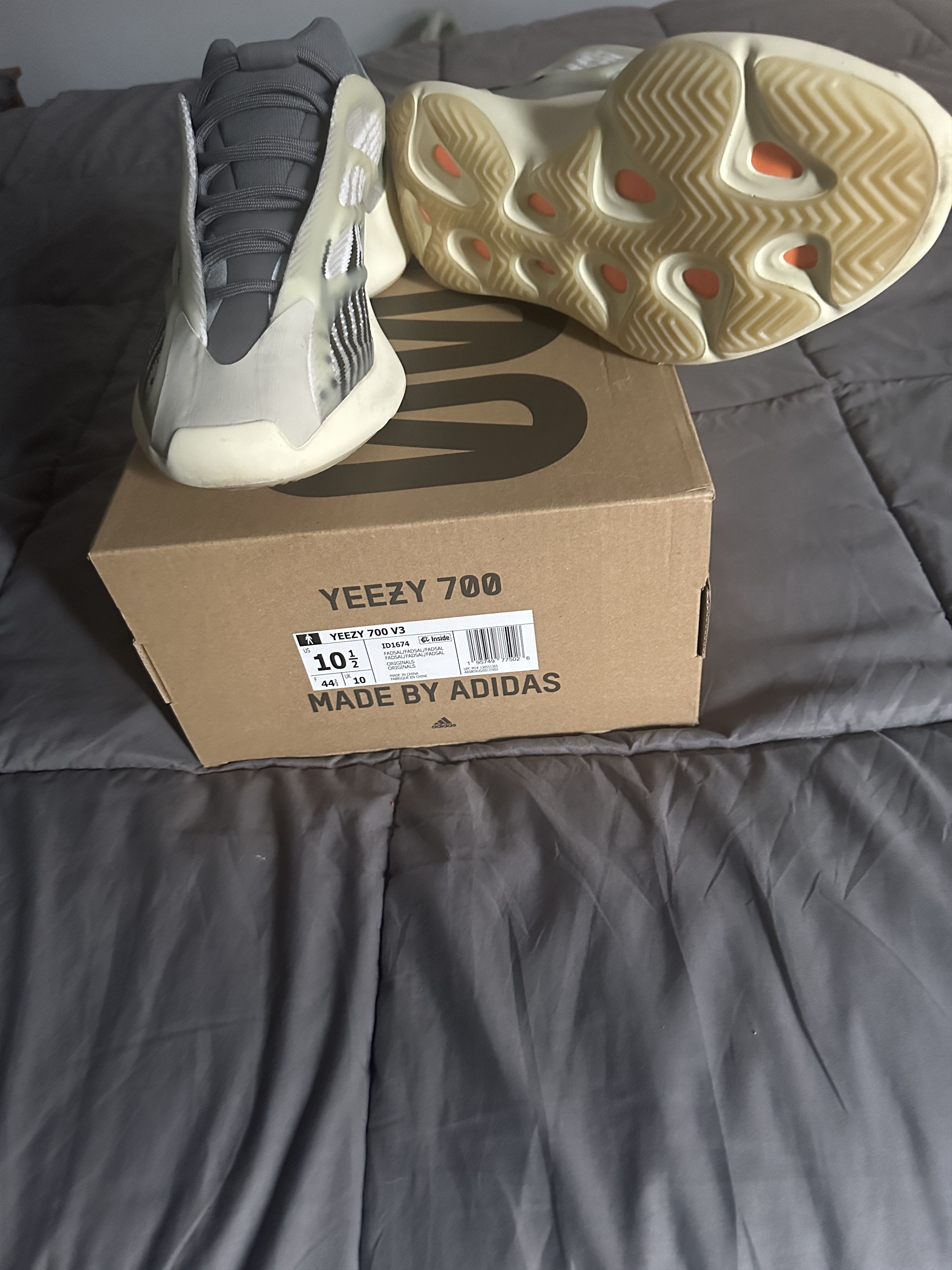 Adidas Yeezy 700 v3 Fade Salt 10.5 Size US 10.5 / EU 43-44 - 2 Thumbnail