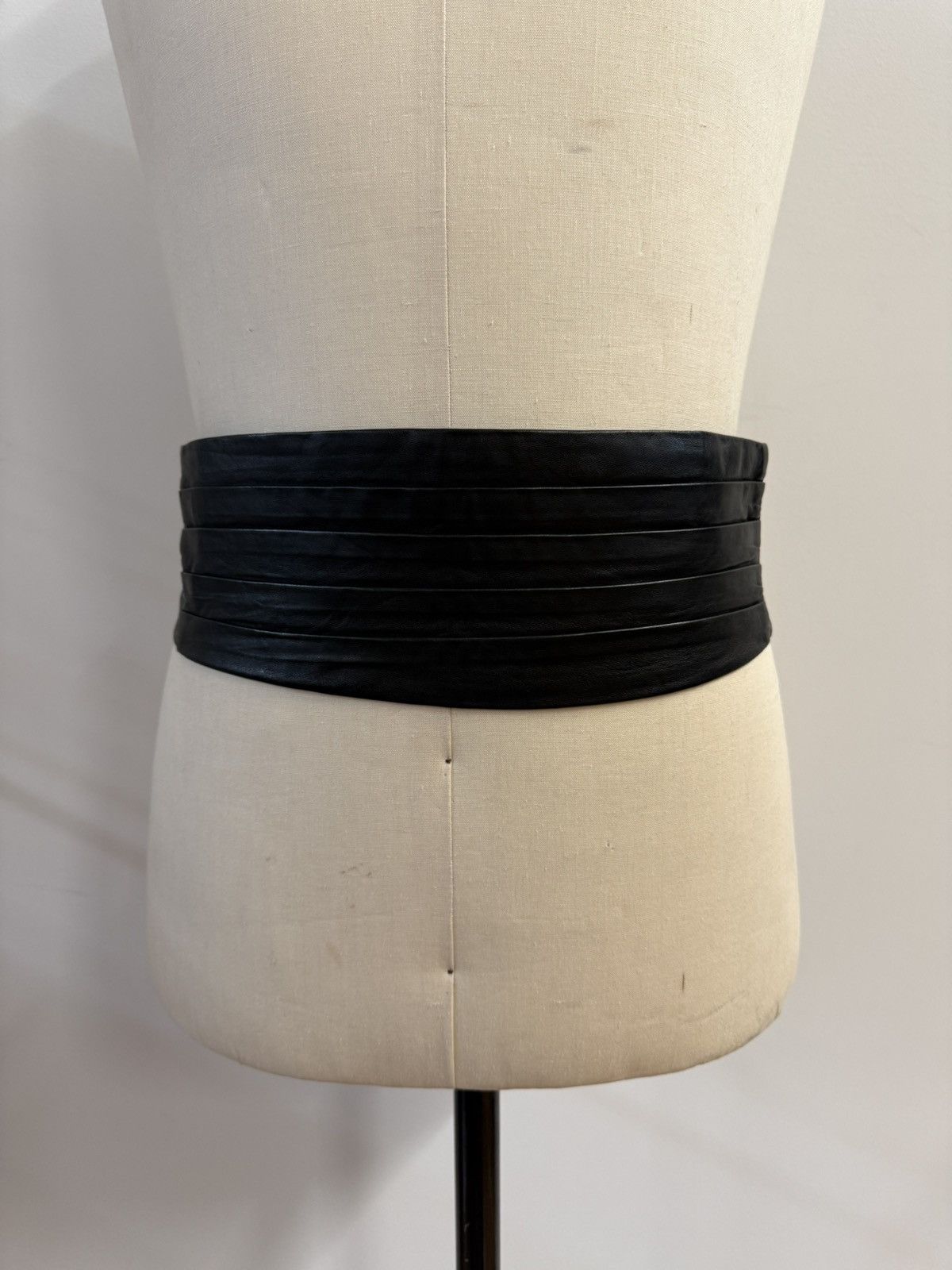 Saint Laurent Paris Saint Laurent Paris — Black Leather Wide Cummerbund Belt Size ONE SIZE - 1 Thumbnail