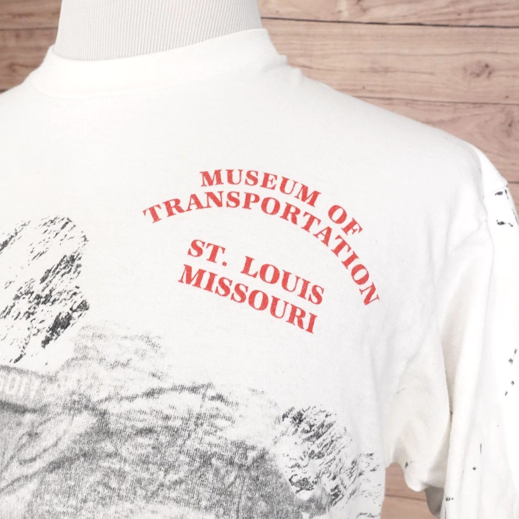 Fruit Of The Loom VINTAGE Museum of Transportation St Louis Shirt Adult Large White Crew Neck T-Shirt Graphic Print 1990s Train Souvenir Mens Size US L / EU 52-54 / 3 - 2 Thumbnail