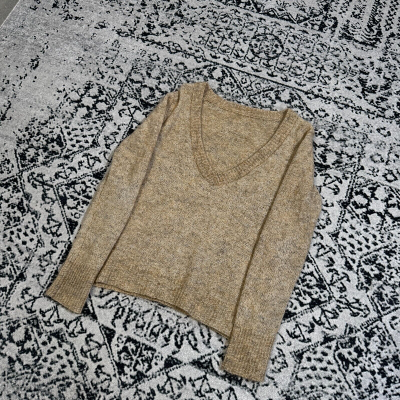 Vintage Vintage Women's Beige Wool V-Neck Sweater Size S 90s Size US S / EU 44-46 / 1 - 2 Thumbnail