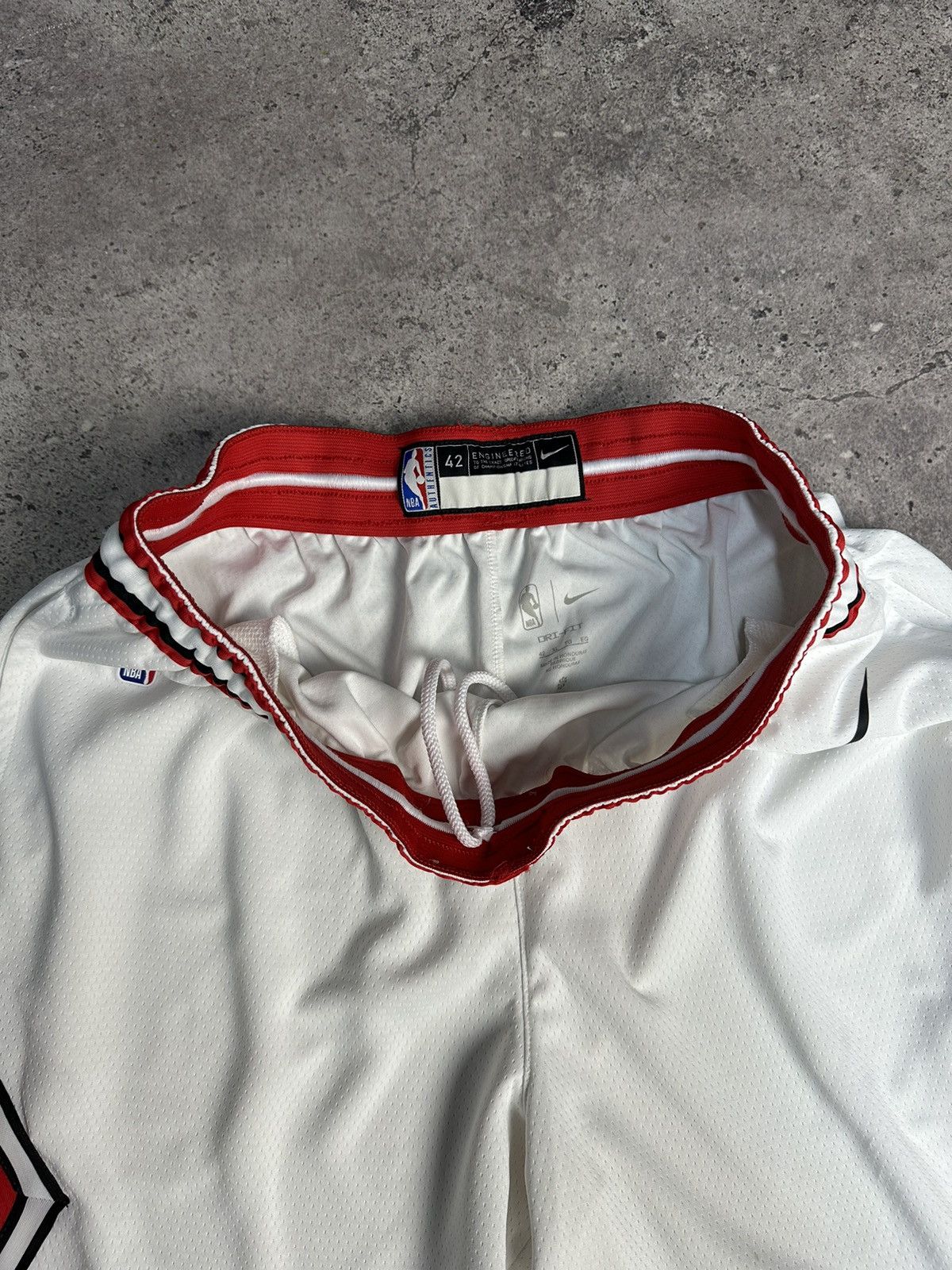 NBA × Vintage Vintage Nike Chicago Bulls NBA Shorts Association Edition Size US 34 / EU 50 - 4 Thumbnail