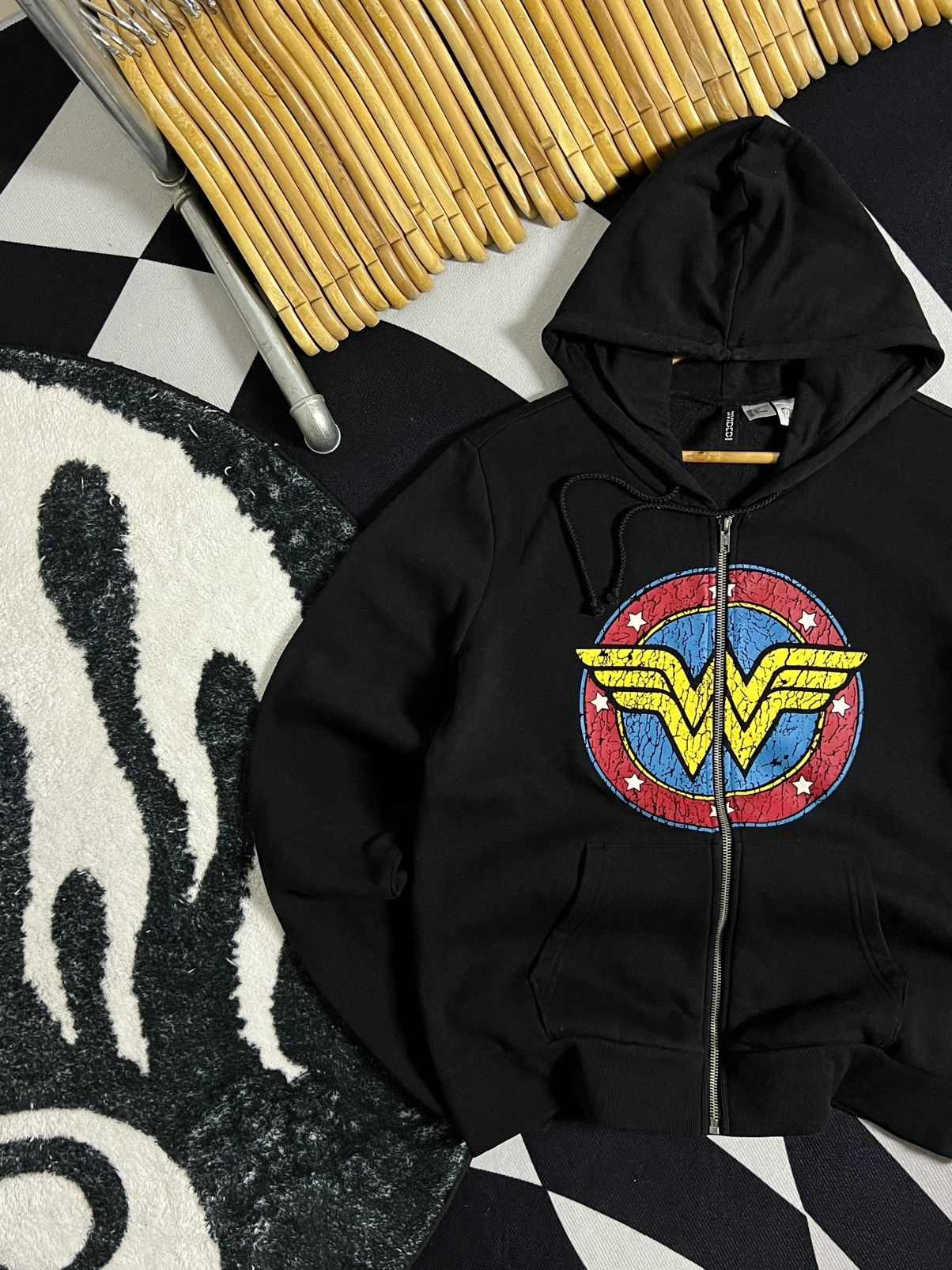 Other H&M X DC COMICS WONDER WOMAN BIG LOGO HOODIE Size US M / EU 48-50 / 2 - 3 Thumbnail