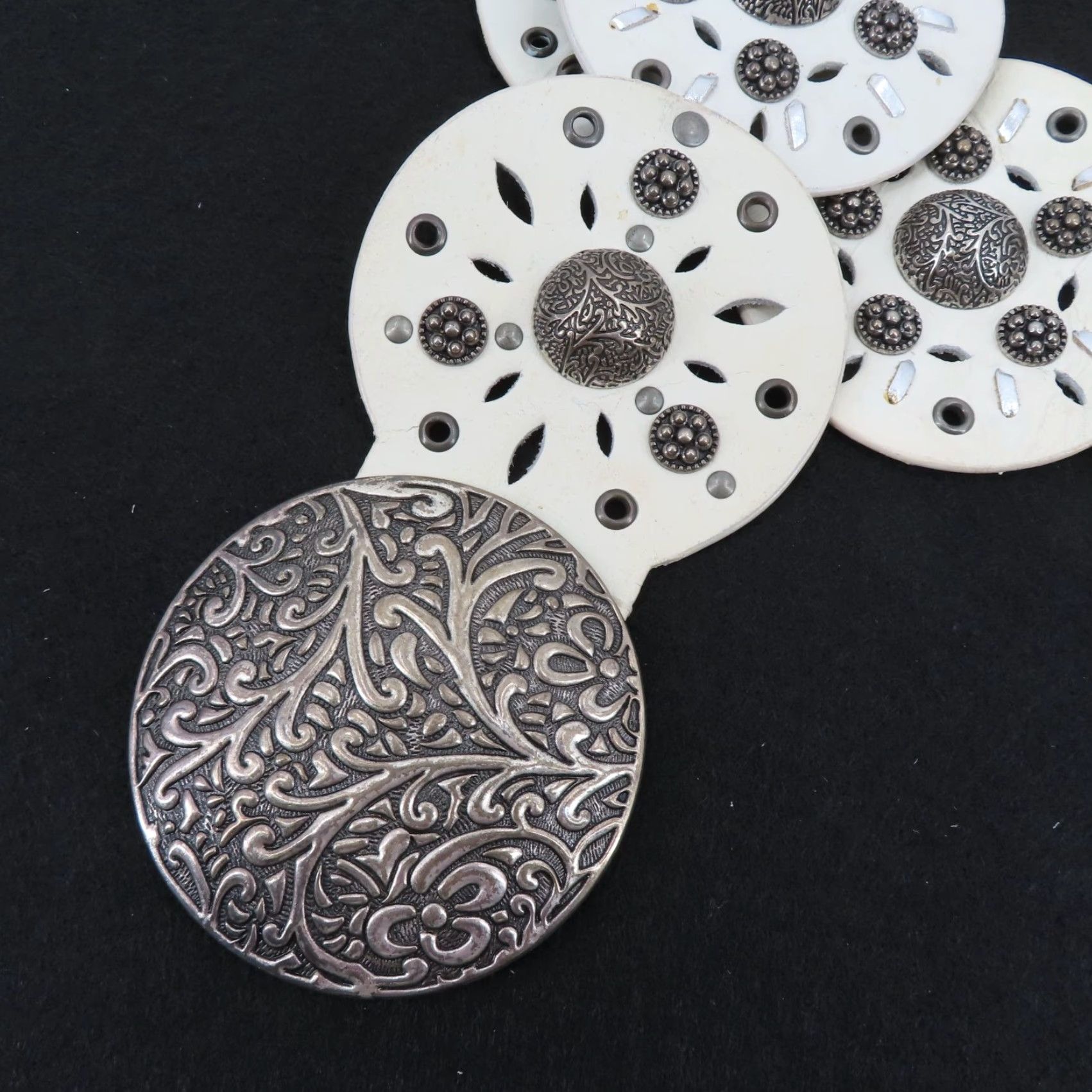 Vintage VINTAGE Womens One Size White Leather Silver Tone Metal Studded Medallion Belt Boho Size ONE SIZE - 2 Thumbnail