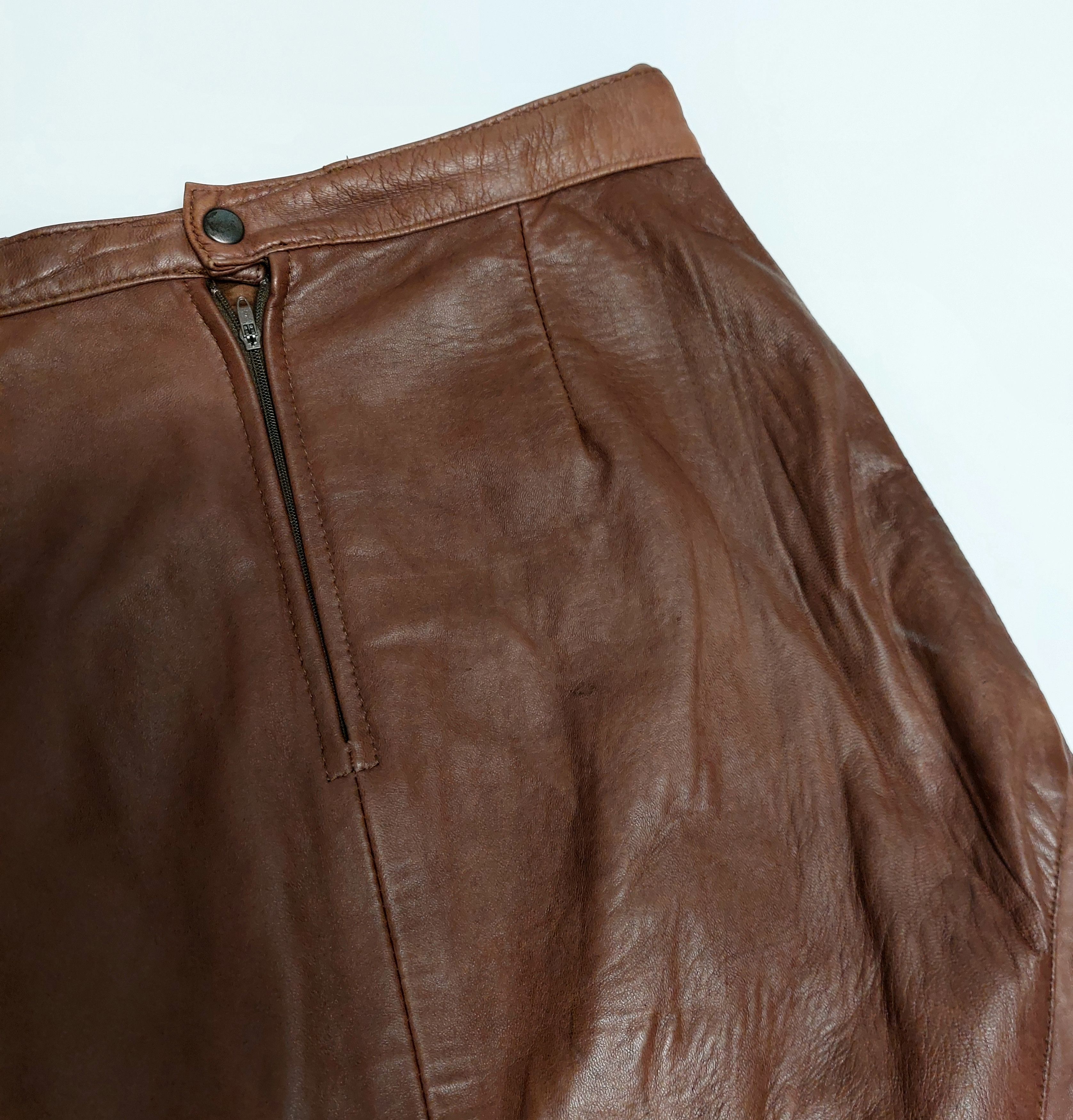 Vintage Nuova Capica leather skirt with embossed panel Made in Spain Size 27" / US 4 / IT 40 - 7 Thumbnail