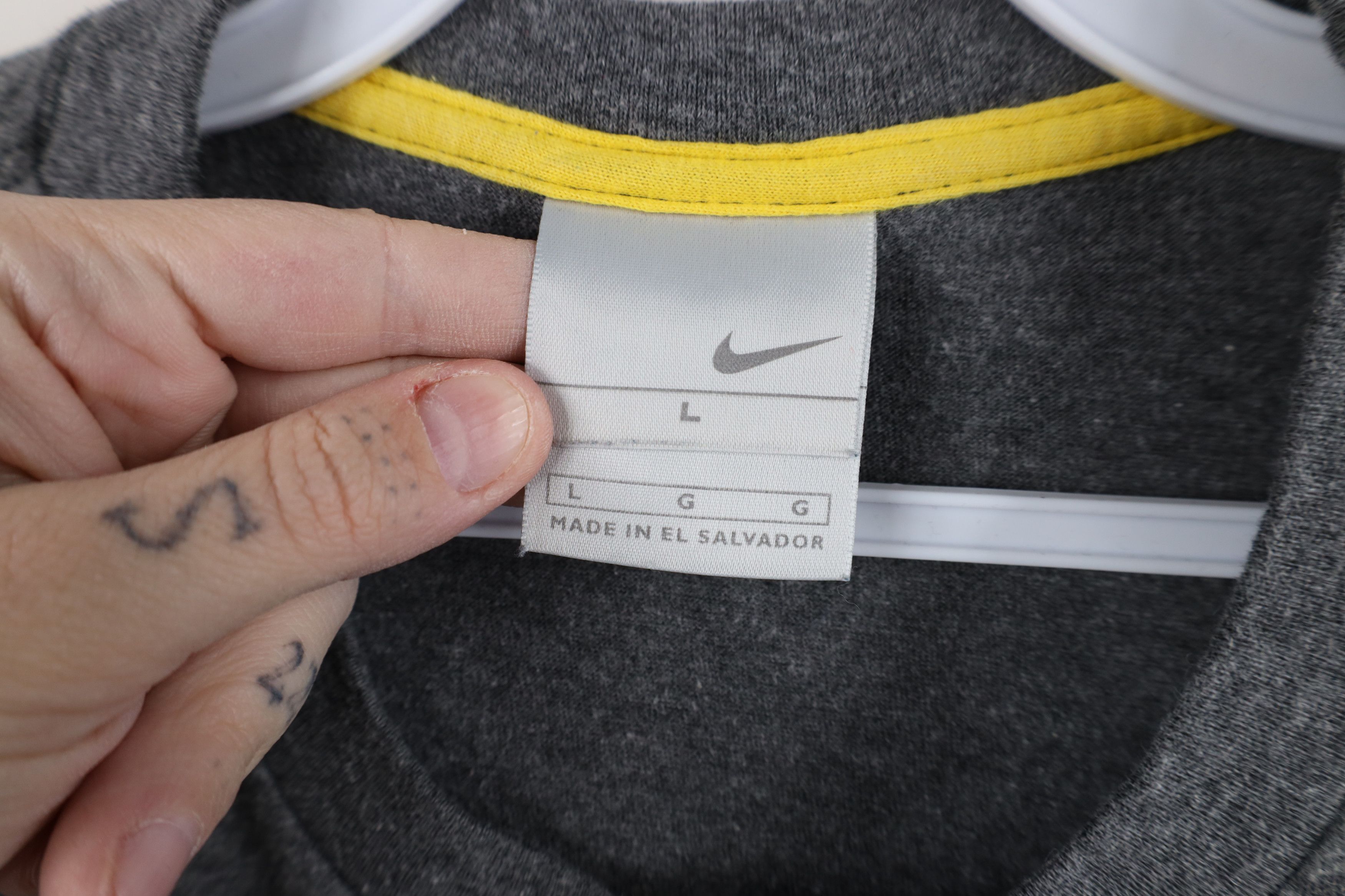 Nike Vintage Y2K Nike Block Letter Spell Out Striped T-Shirt Gray Size US L / EU 52-54 / 3 - 7 Thumbnail