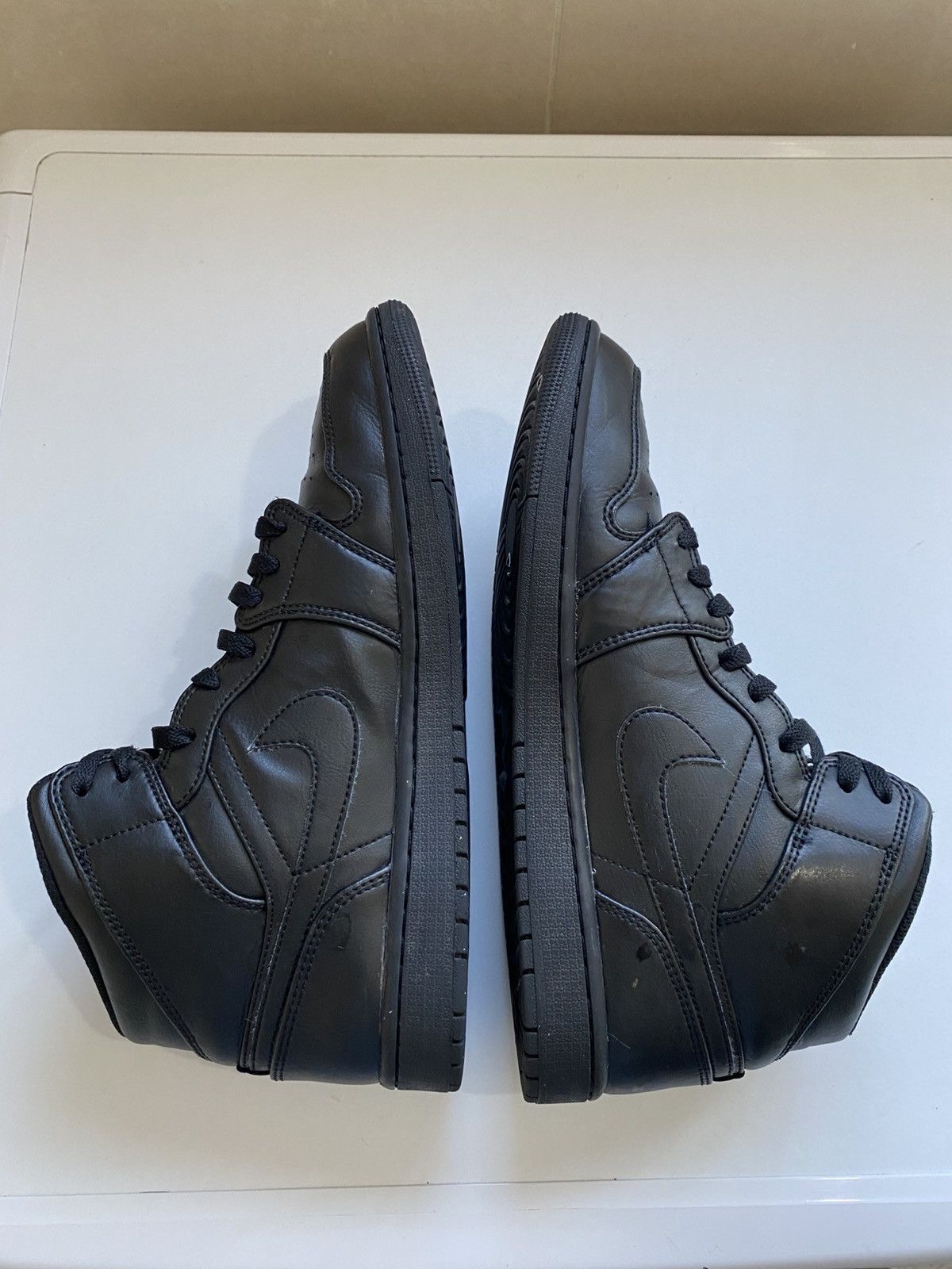 Nike Jordan 1 Mid Triple Black Size US 10 / EU 43 - 2 Thumbnail
