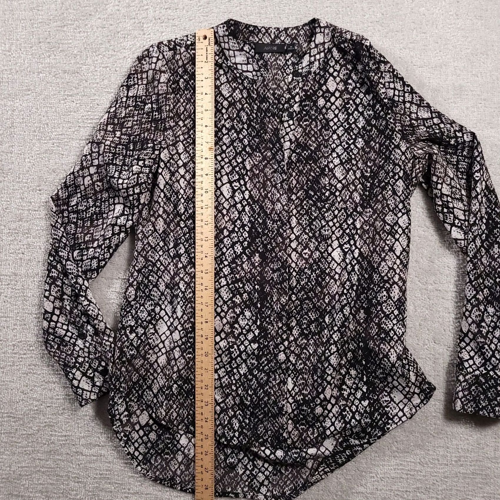 Apt. 9 Apt. 9 Shirt Women's Medium Black Long Sleeve V Neck Snake Print Button Up Size M / US 6-8 / IT 42-44 - 7 Thumbnail
