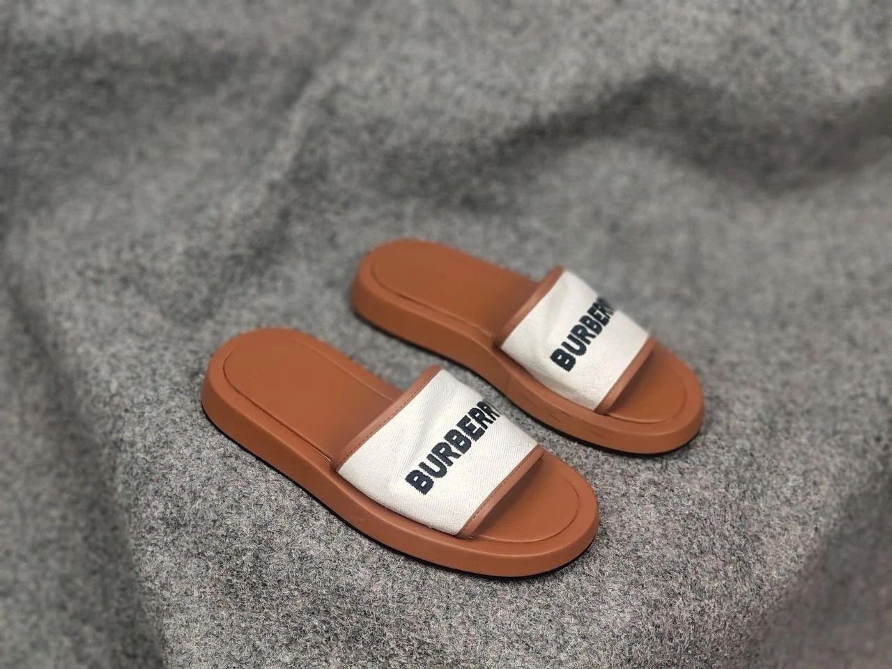 Burberry Burberry Buckingham Brown Logo Slides in Canvas & Leather Size US 9 / IT 39 - 4 Thumbnail