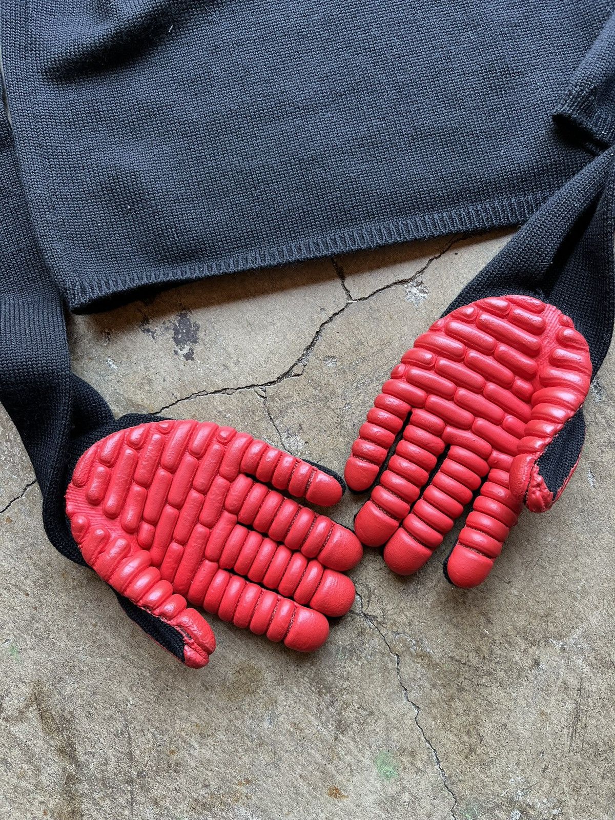 Comme des Garcons comme des garçon gloved sweater Size US M / EU 48-50 / 2 - 3 Thumbnail