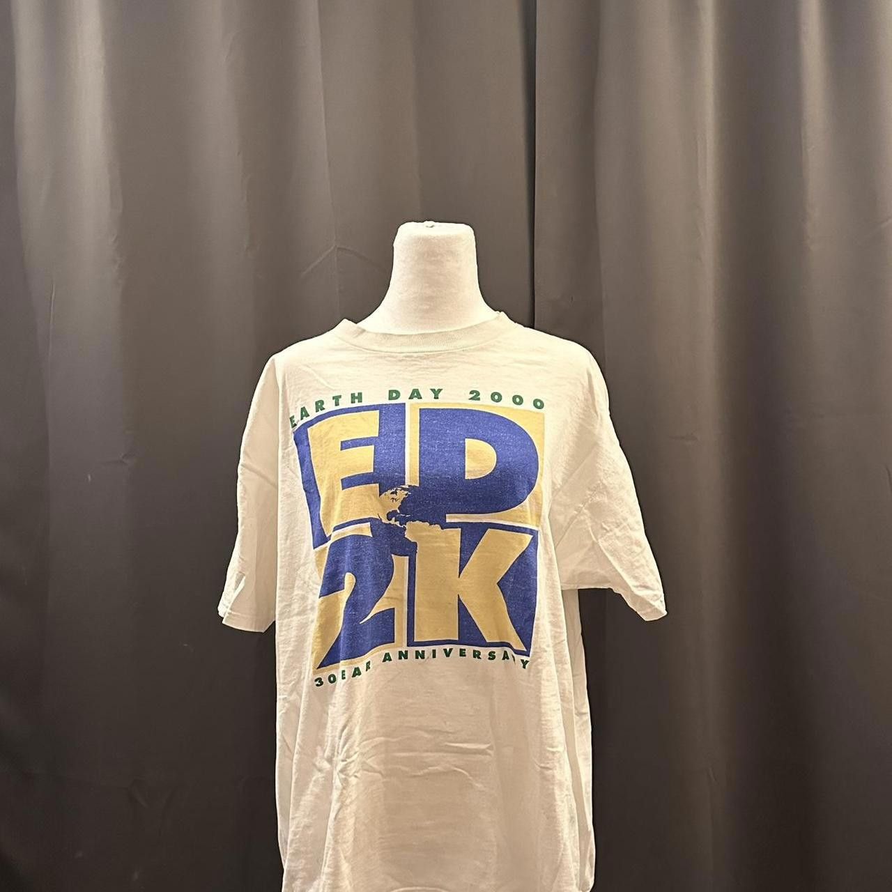 Fruit Of The Loom Vintage 2000 Earth Day 2K T-shirt on a Fruit of the loom tag Size US XL / EU 56 / 4 - 1 Thumbnail