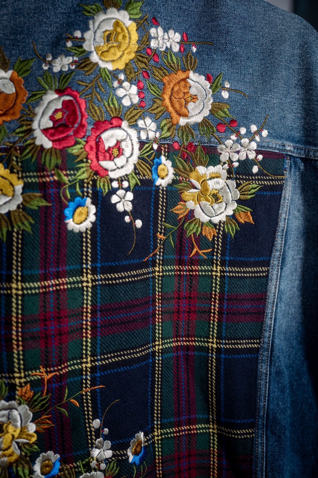 Guess Guess - Men's Oversized Embroidered Denim Flower Jacket Size US M / EU 48-50 / 2 - 3 Thumbnail