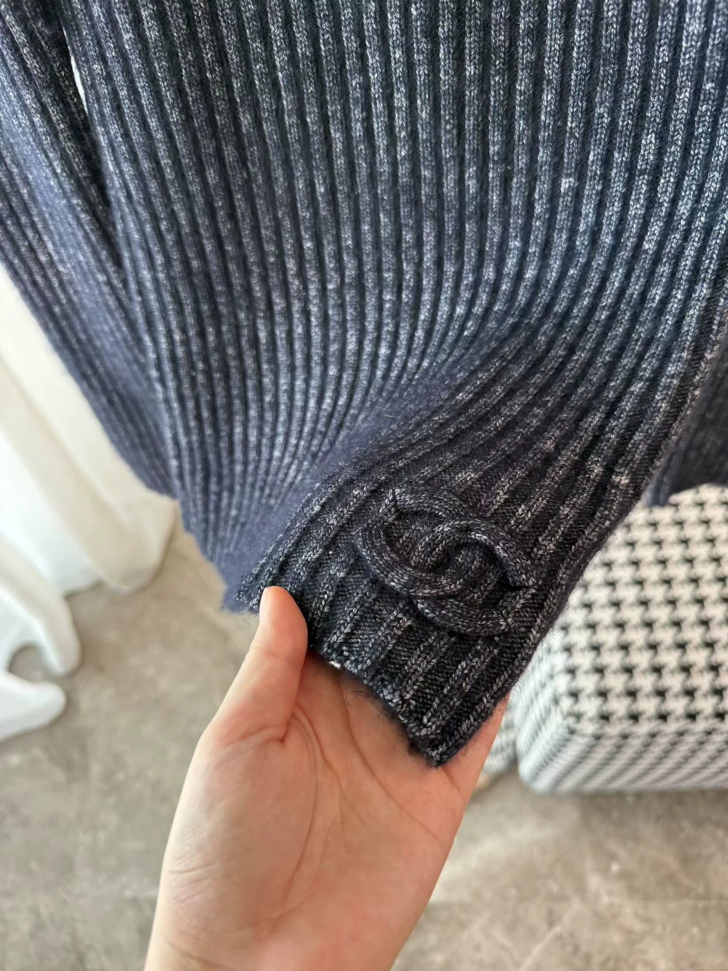Chanel Chanel embossed logo cashmere-silk sweater 40 (small） Size M / US 6-8 / IT 42-44 - 4 Thumbnail