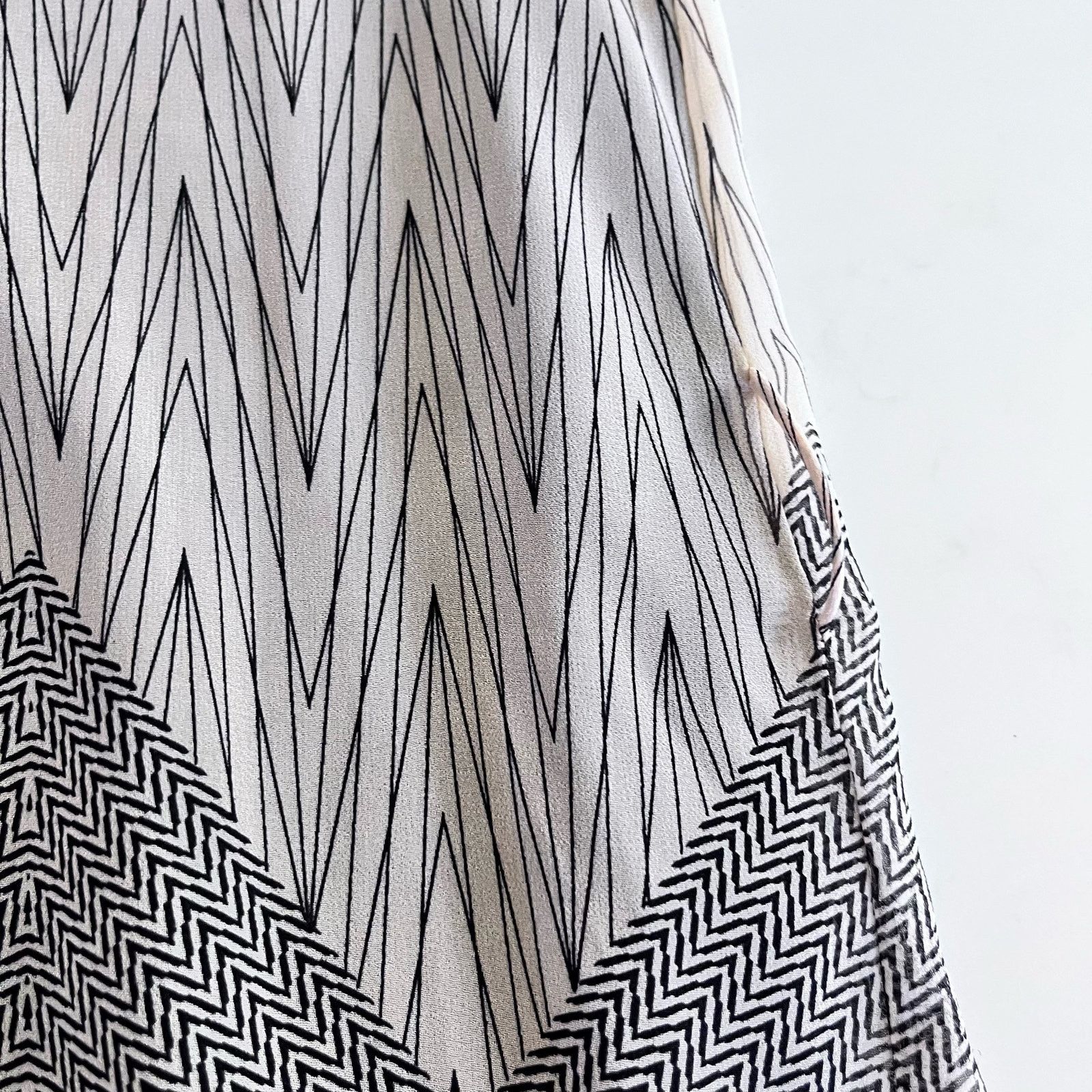 Reiss Reiss Hannah Black Cream Zigzag Flutter Sleeve Mini Dress Size S / US 4 / IT 40 - 8 Thumbnail