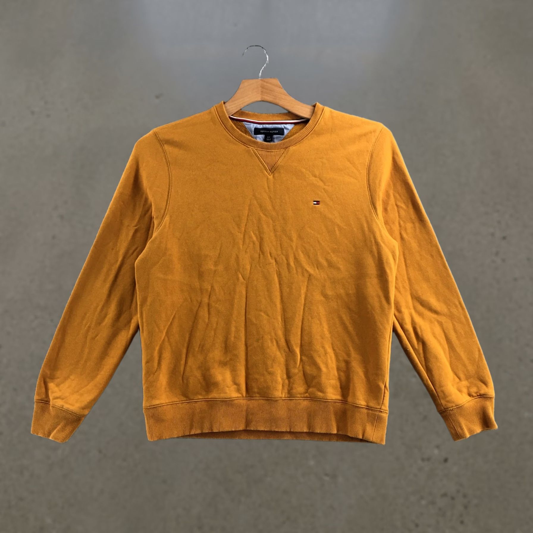Tommy Hilfiger Tommy Hilfiger Sweatshirt Mens L Crew neck Mustard Yellow Flag Logo Pullover Size US L / EU 52-54 / 3 - 1 Thumbnail