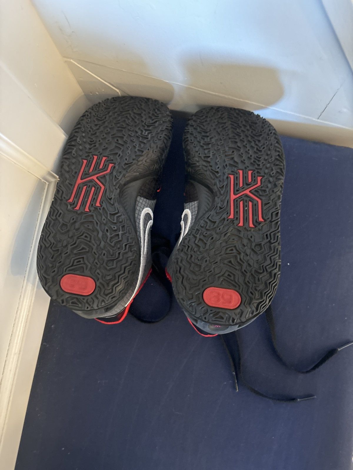 Nike Kyrie 4 Bred New No Box 6.5 Size US 6.5 / EU 39-40 - 5 Thumbnail