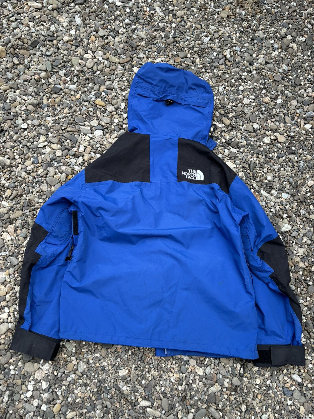 The North Face × Vintage Vintage The North Face 1990 Aztec Blue Gore-Tex Jacket Size US L / EU 52-54 / 3 - 14 Thumbnail