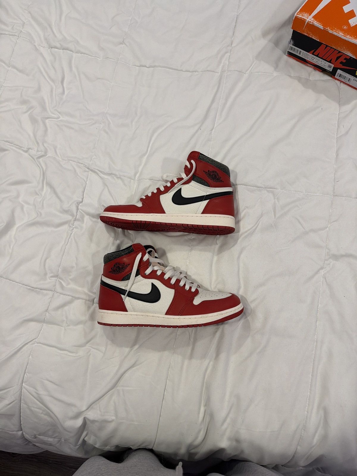 Jordan Brand Air Jordan 1 Retro High OG ‘Chicago Lost and Found’ Size US 10 / EU 43 - 1 Thumbnail