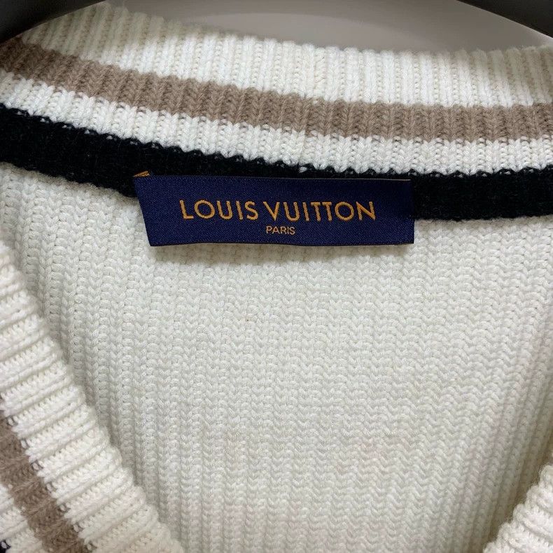 Louis Vuitton Louis Vuitton Creamy white V-neck sweater Size US S / EU 44-46 / 1 - 2 Thumbnail