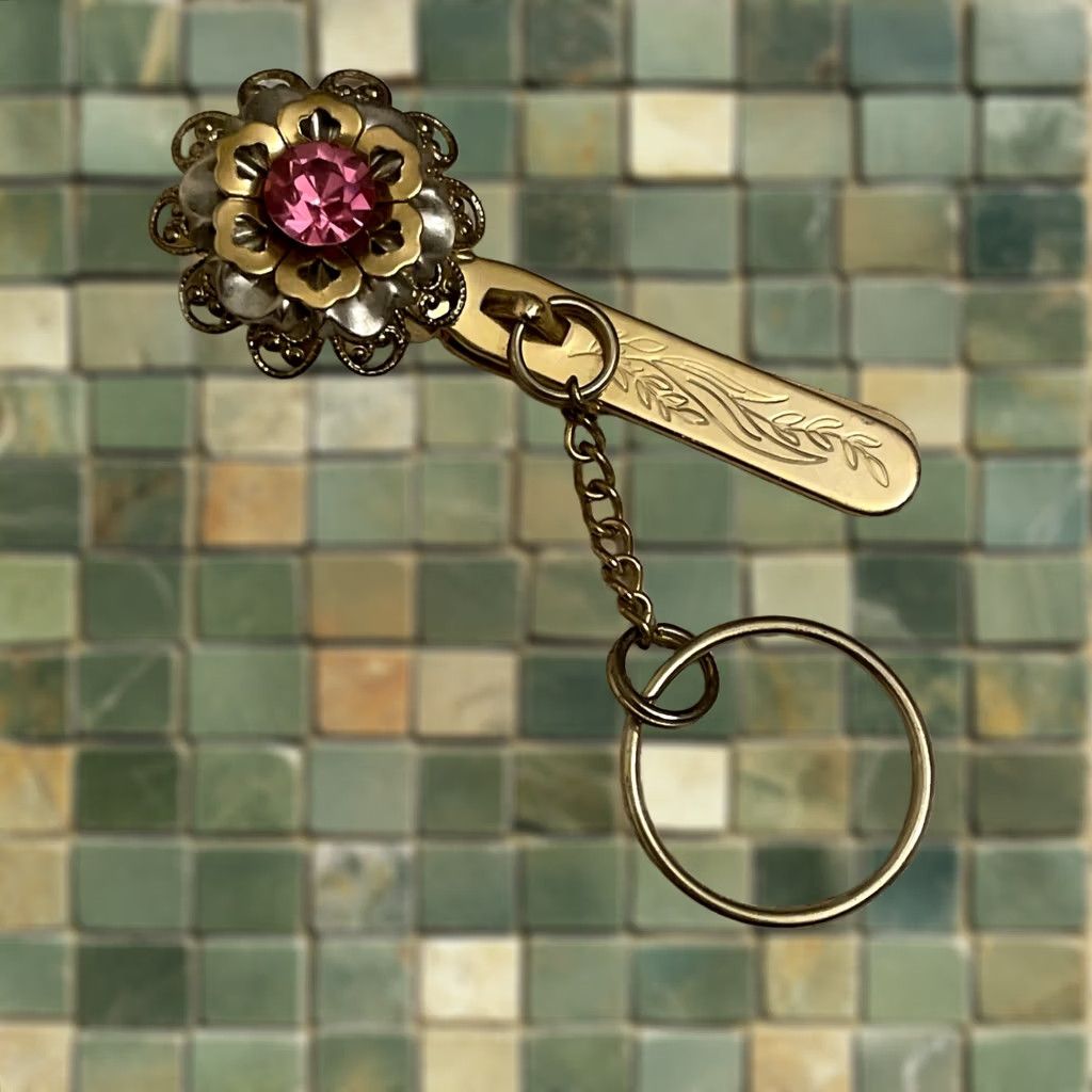 Vintage VINTAGE King's Key Finder Filigree Gold Tone Pink Crystal Los Angeles Purse Clip Size ONE SIZE - 1 Thumbnail