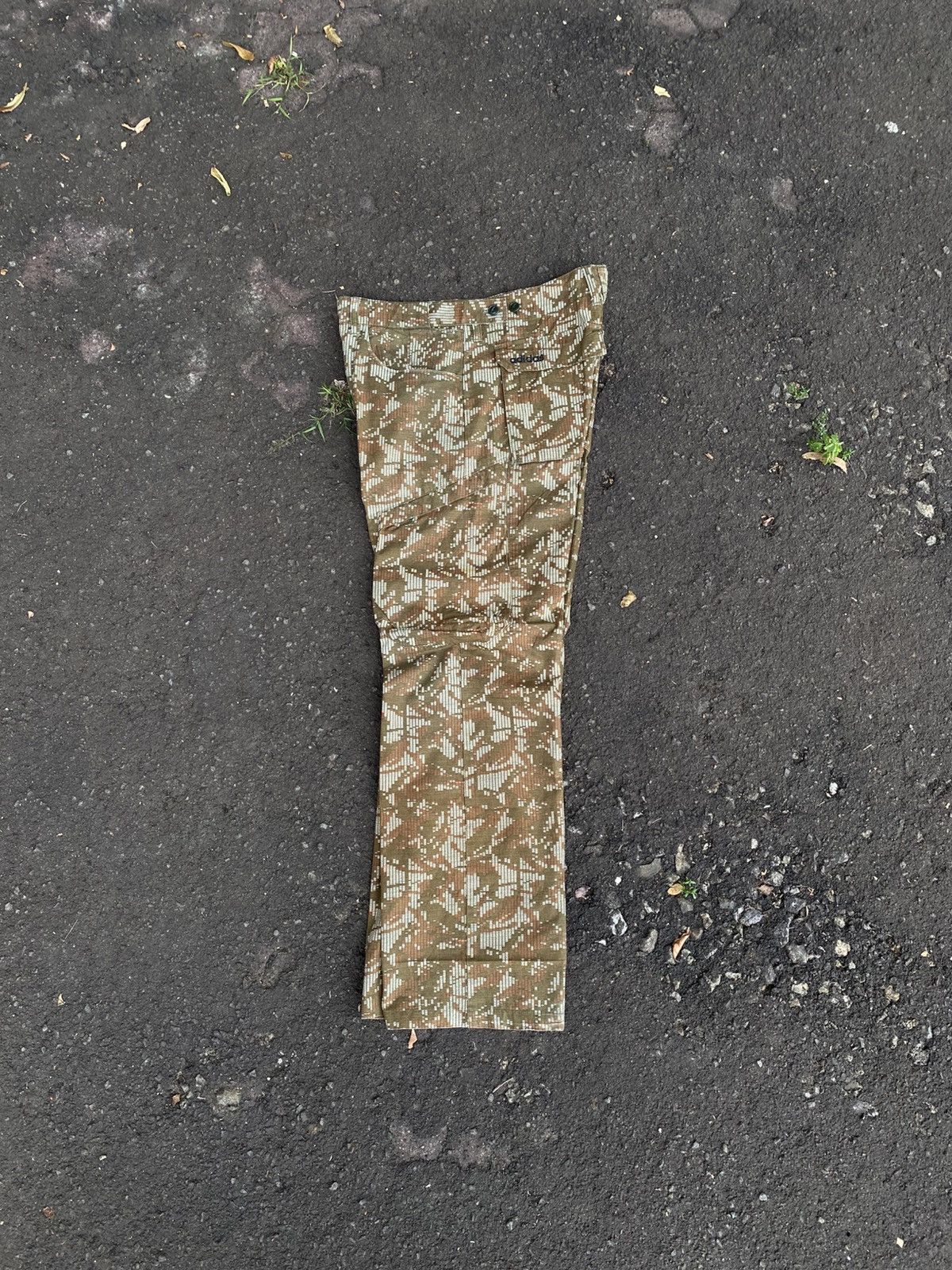 Adidas 00s Vintage Adidas Digital Camouflage Cargo Pant Size US 32 / EU 48 - 2 Thumbnail