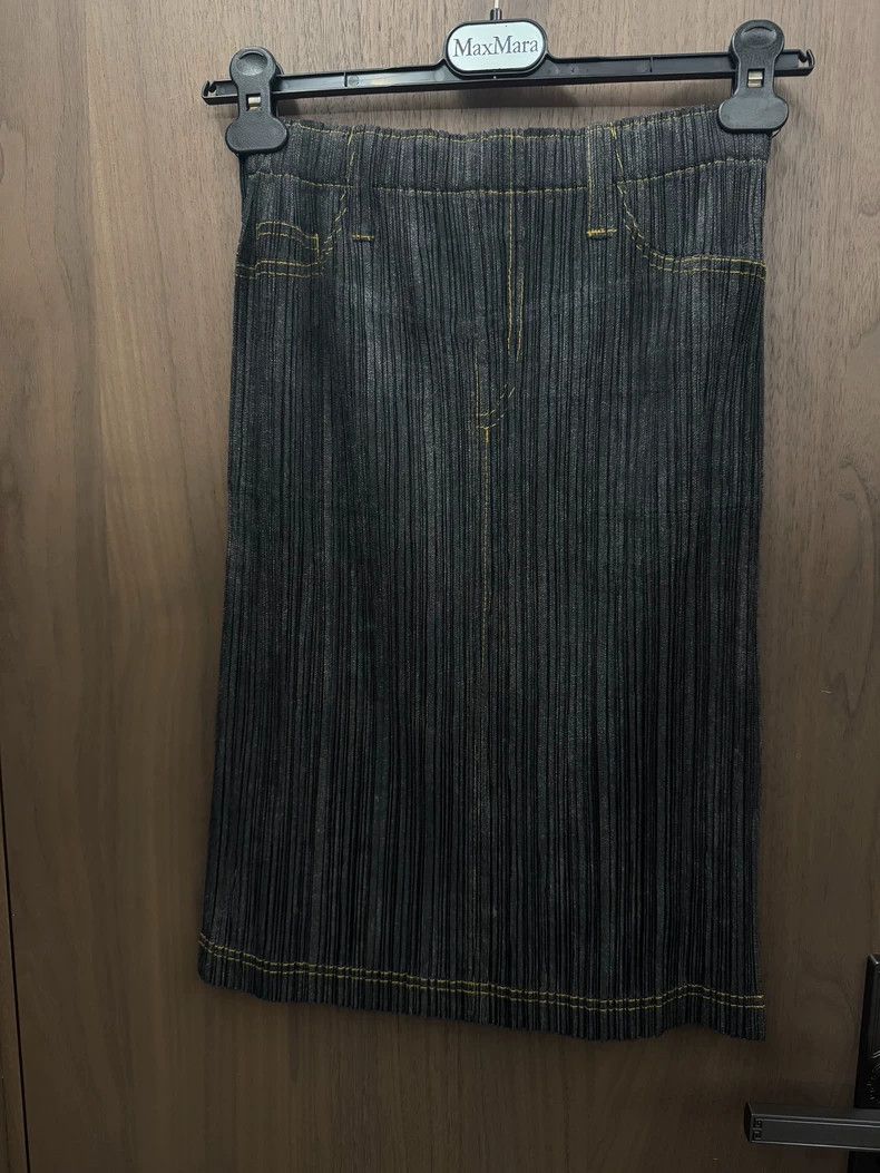 Issey Miyake Issey Miyake size:2 Black denim skirt Size 22" - 1 Thumbnail