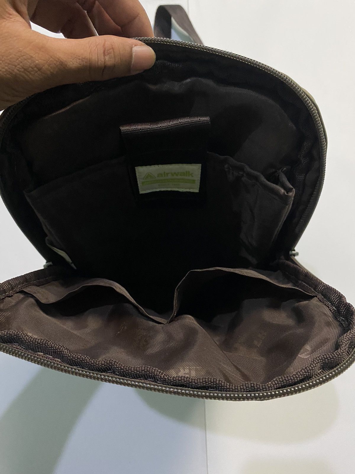 Airwalk × Vintage 🔥HOT ITEM🔥 AIRWALK sling bag excellent condition Size ONE SIZE - 16 Thumbnail
