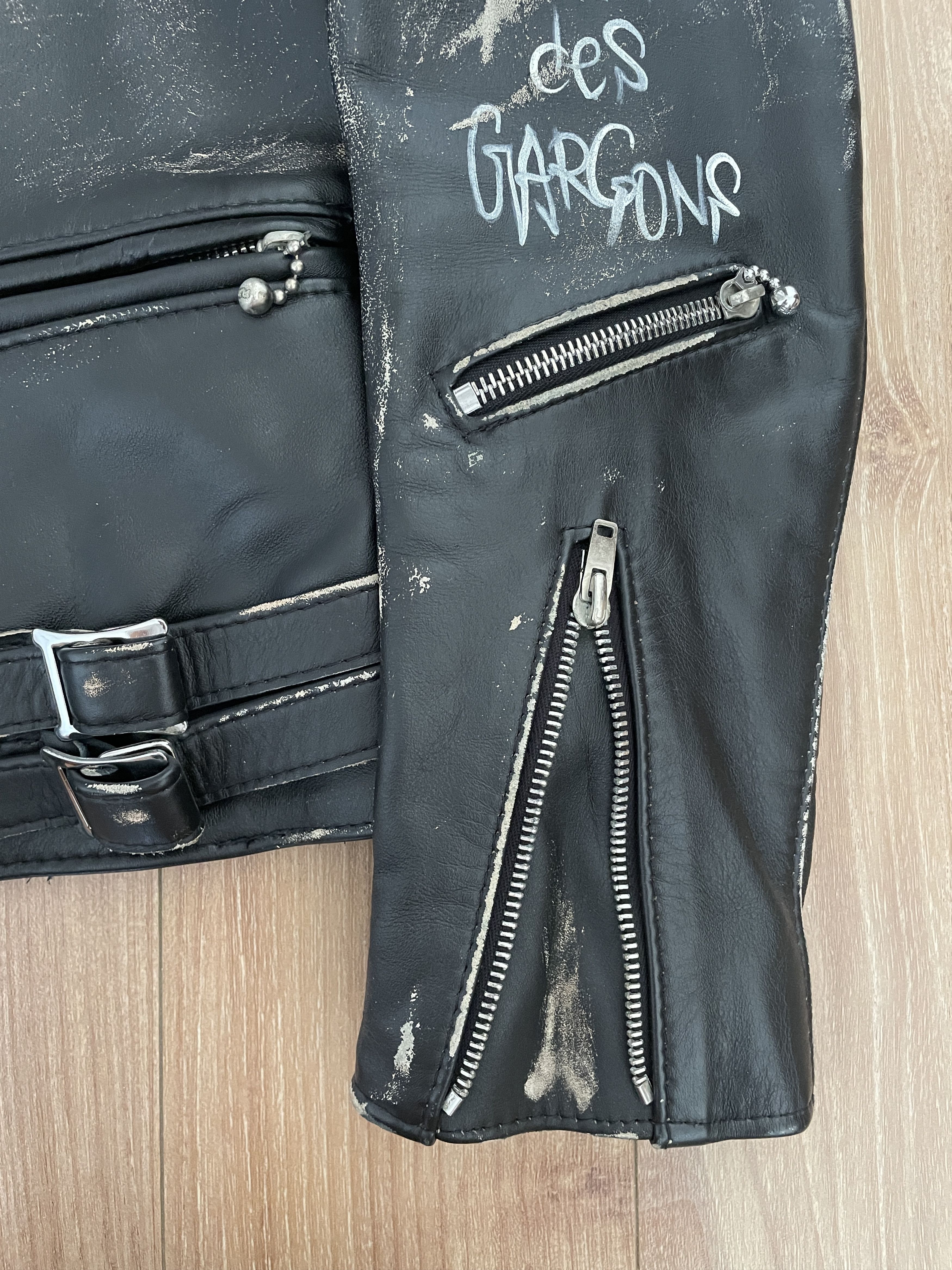 Comme des Garcons "Live Free Die Strong" Heavy Distress Leather Biker Jacket Size US S / EU 44-46 / 1 - 6 Thumbnail