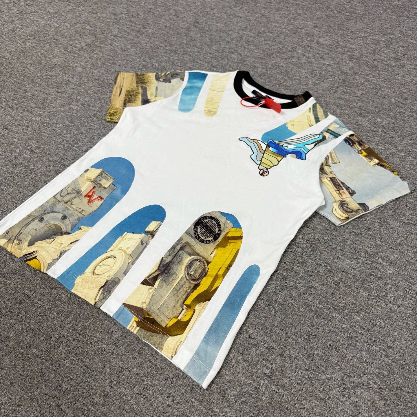 Louis Vuitton Louis Vuitton LV Large Logo Short-Sleeve T-Shirt Size S / US 4 / IT 40 - 2 Thumbnail