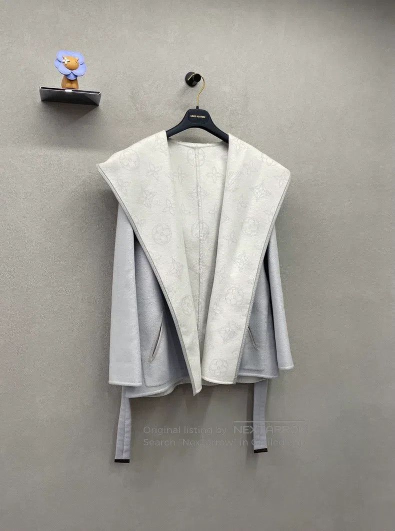 Louis Vuitton Louis Vuitton Large logo grey short hooded long-sleeved co Size S / US 4 / IT 40 - 3 Thumbnail