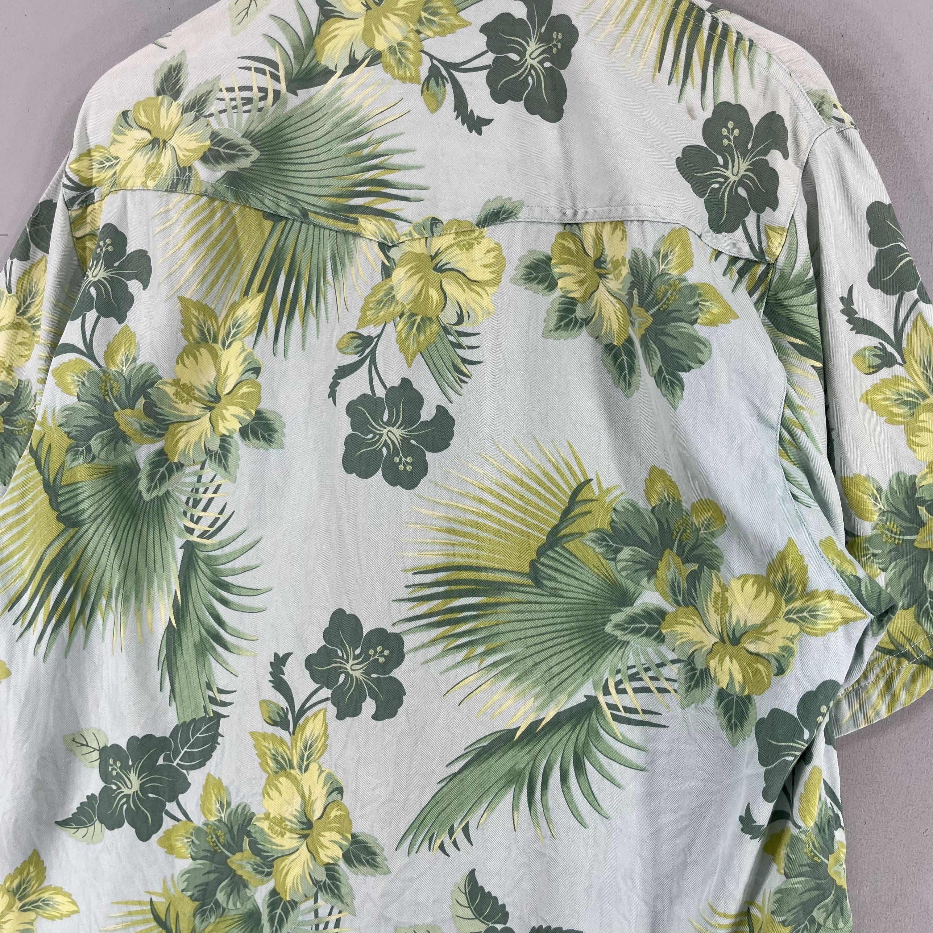 Vintage TOMMY BAHAMA Hawaii Floral Hibiscus Motive Shirt