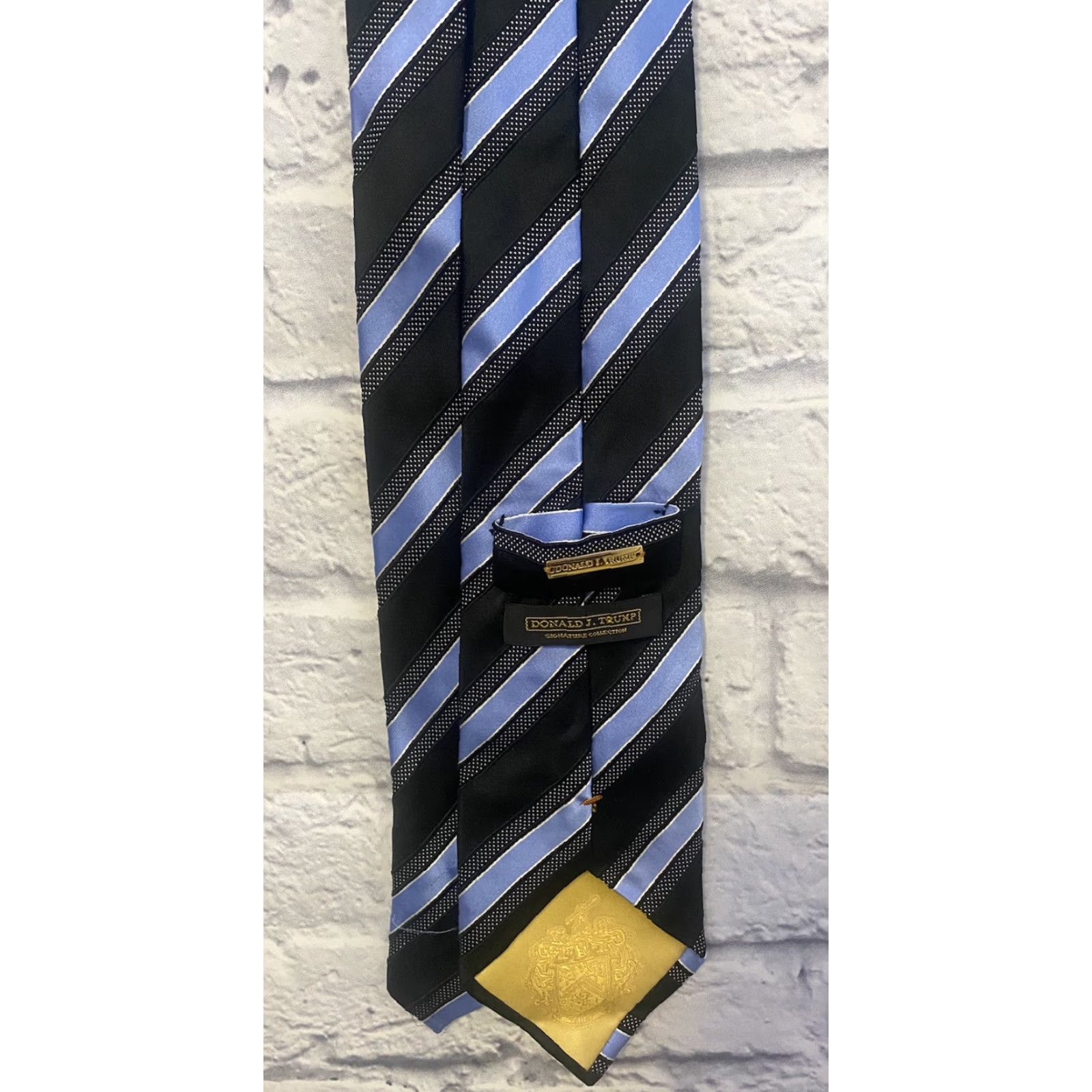 Vintage **Donald Trump Signature Collection Blue Stripe Tie 100% Silk** User: **Donald Trump Signature Collection Blue Stripe Mens Tie 100% Silk** Size ONE SIZE - 2 Thumbnail