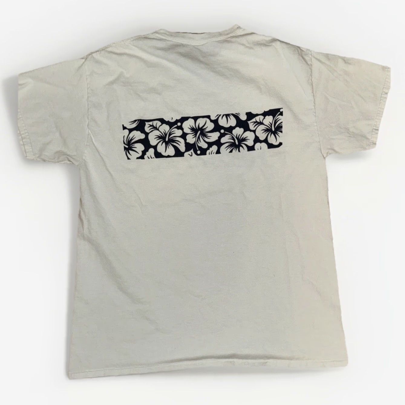 Vintage VINTAGE Moon Eyes Hula Floral T-Shirt White Large Mens White Crew Neck 20x26 Surf Cars Moon Eyes Floral Box Logo Size US L / EU 52-54 / 3 - 4 Thumbnail