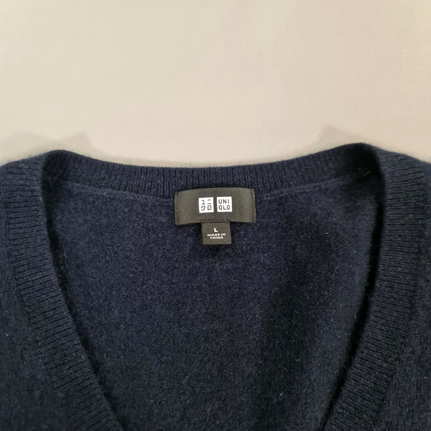 Uniqlo Uniqlo Jumper Mens V-Neck Cashmere Navy Blue Large L Pullover Knit Hoodie? Size US L / EU 52-54 / 3 - 3 Thumbnail
