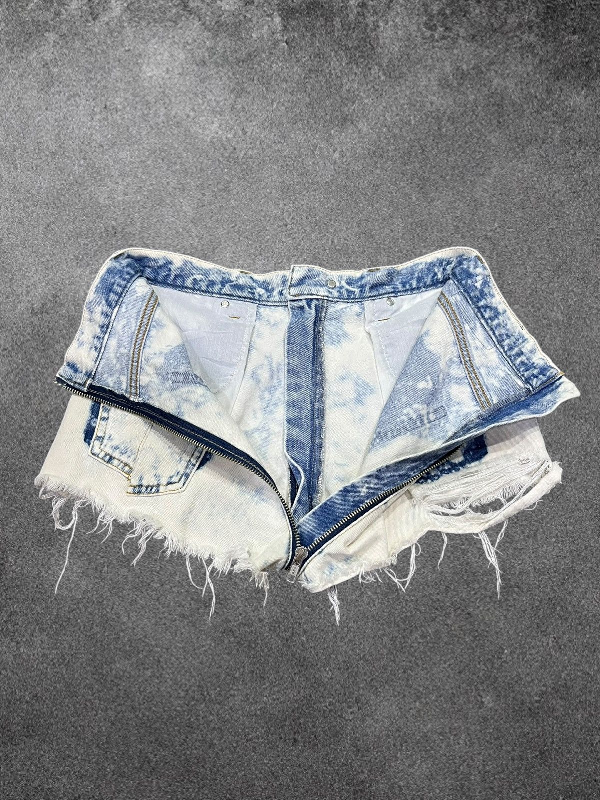 Fashion Victim Spiral Girl Split Zip Distressed Bleach Denim Hot Pants Size 25" / US 0 / IT 36 - 11 Thumbnail