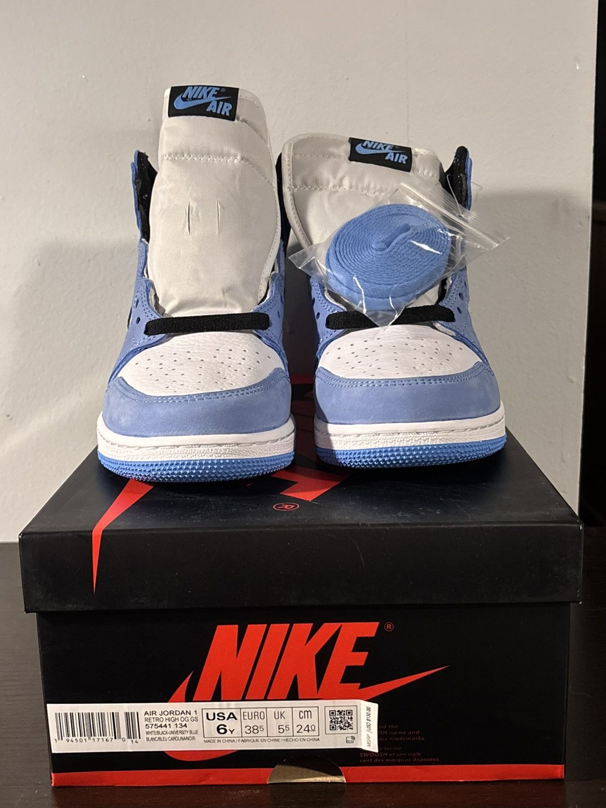 Jordan Brand Air Jordan 1 High OG (575441-134) University Blue Sz 6Y Size US 6 / EU 39 - 3 Thumbnail
