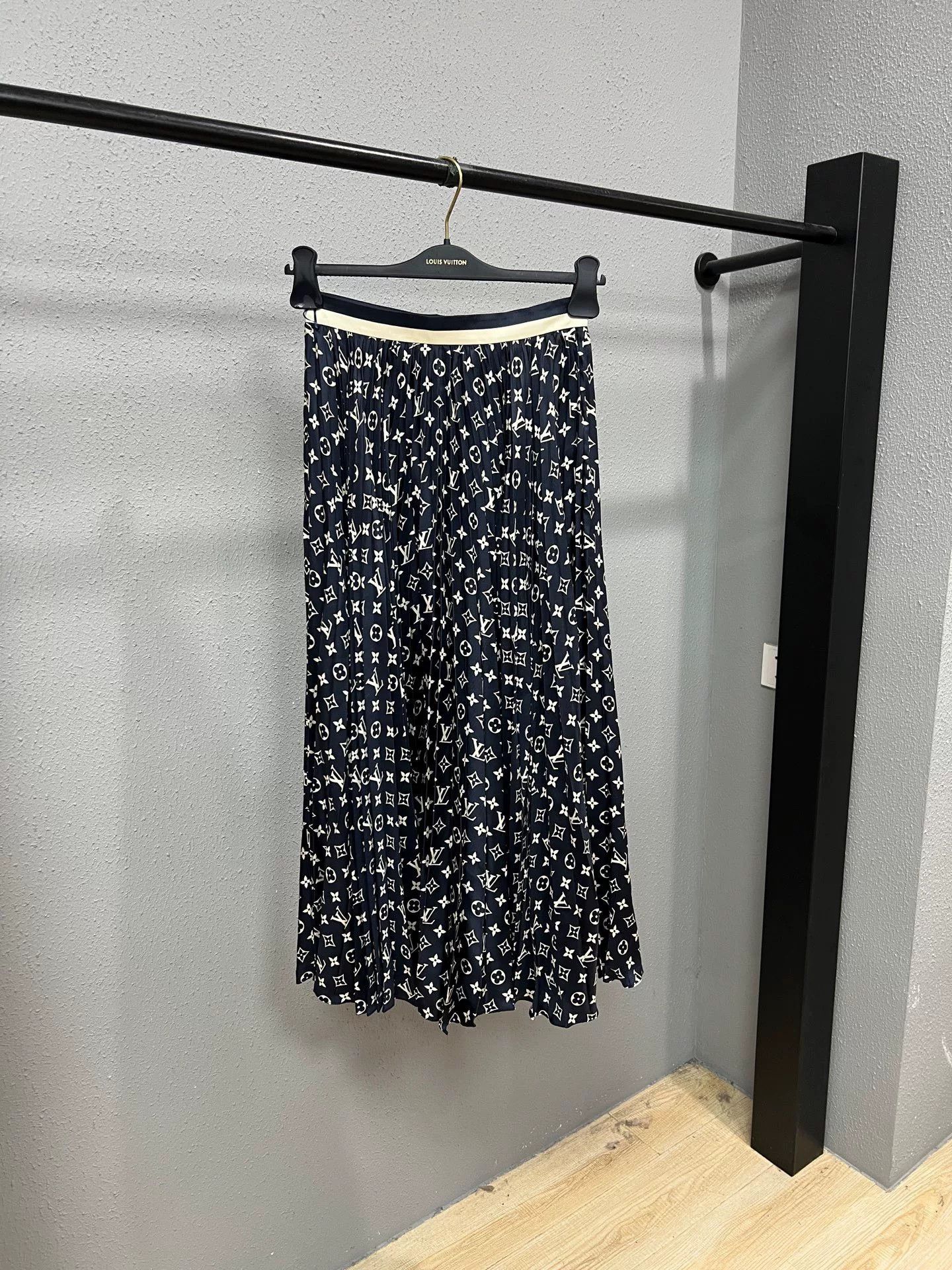 louis vuitton blue silk midi skirt