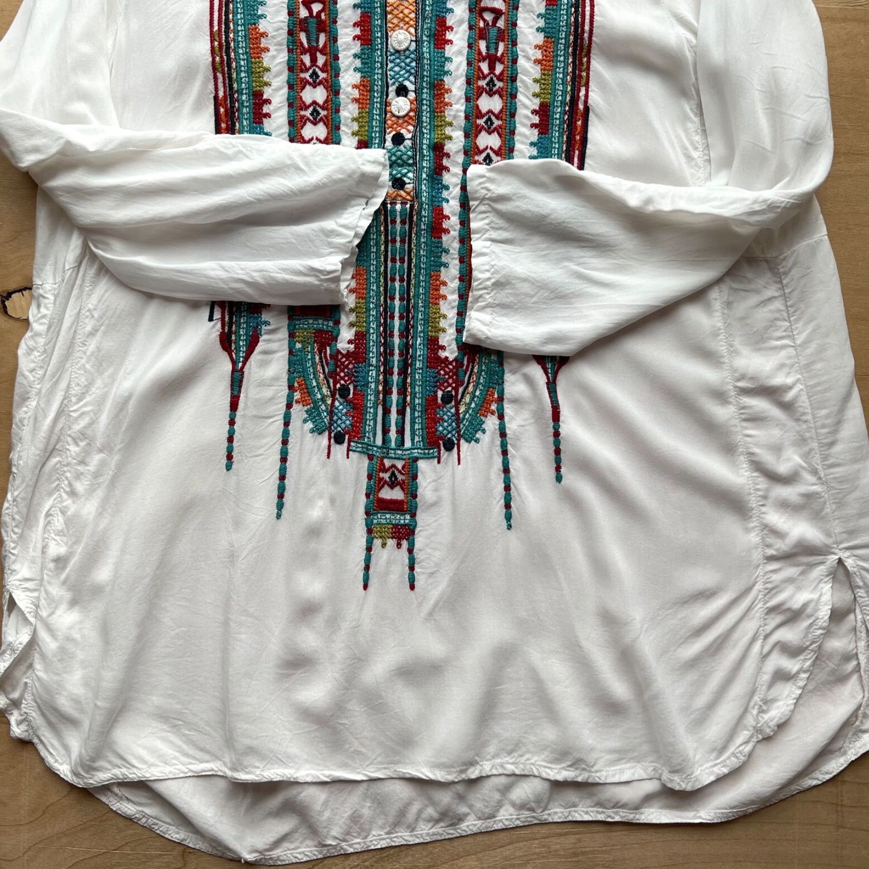Johnny Was Johnny Was Astry Blouse Women's XS White Rayon Embroidered Boho Art Couture Hippie Floral Classic Fit Blouse Size XS / US 0-2 / IT 36-38 - 4 Thumbnail