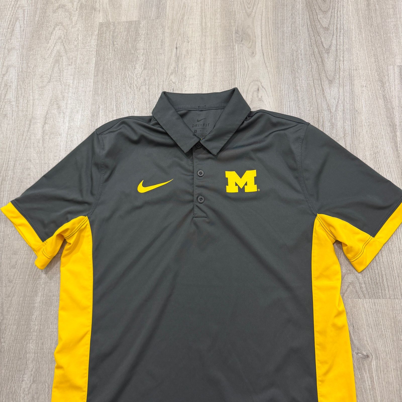Nike Nike Michigan Wolverines Polo Shirt Mens Medium Gray Yellow Size US M / EU 48-50 / 2 - 2 Thumbnail