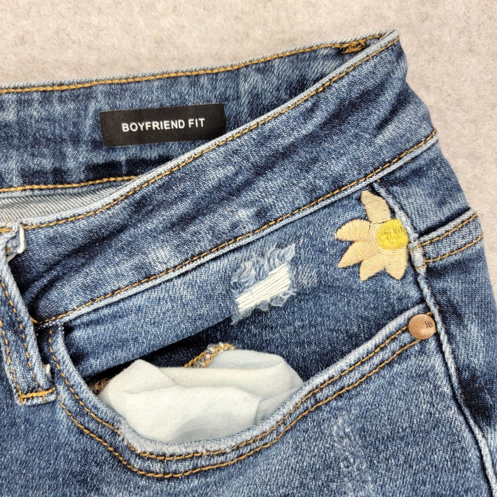 Vintage Judy Blue Jeans Women 14W Boyfriend Distressed Embroidered Flowers Blue 5-Pocket Denim Jeans Boyfriend Fit Size 14W Womens Size 36" / US 14 / IT 50 - 2 Thumbnail