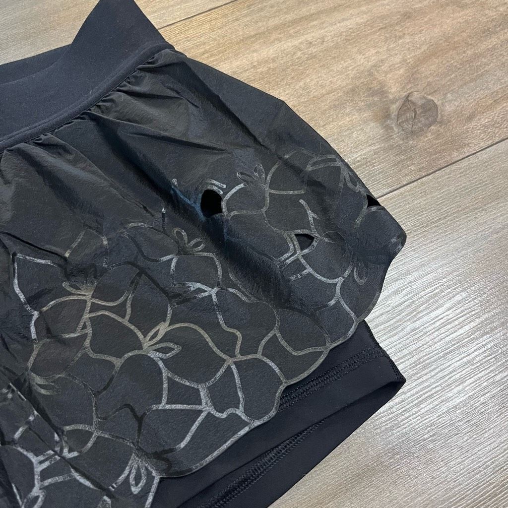 Lululemon Lululemon Black Floral Athletic Workout Shorts Women 6 Size 28" / US 6 / IT 42 - 4 Thumbnail