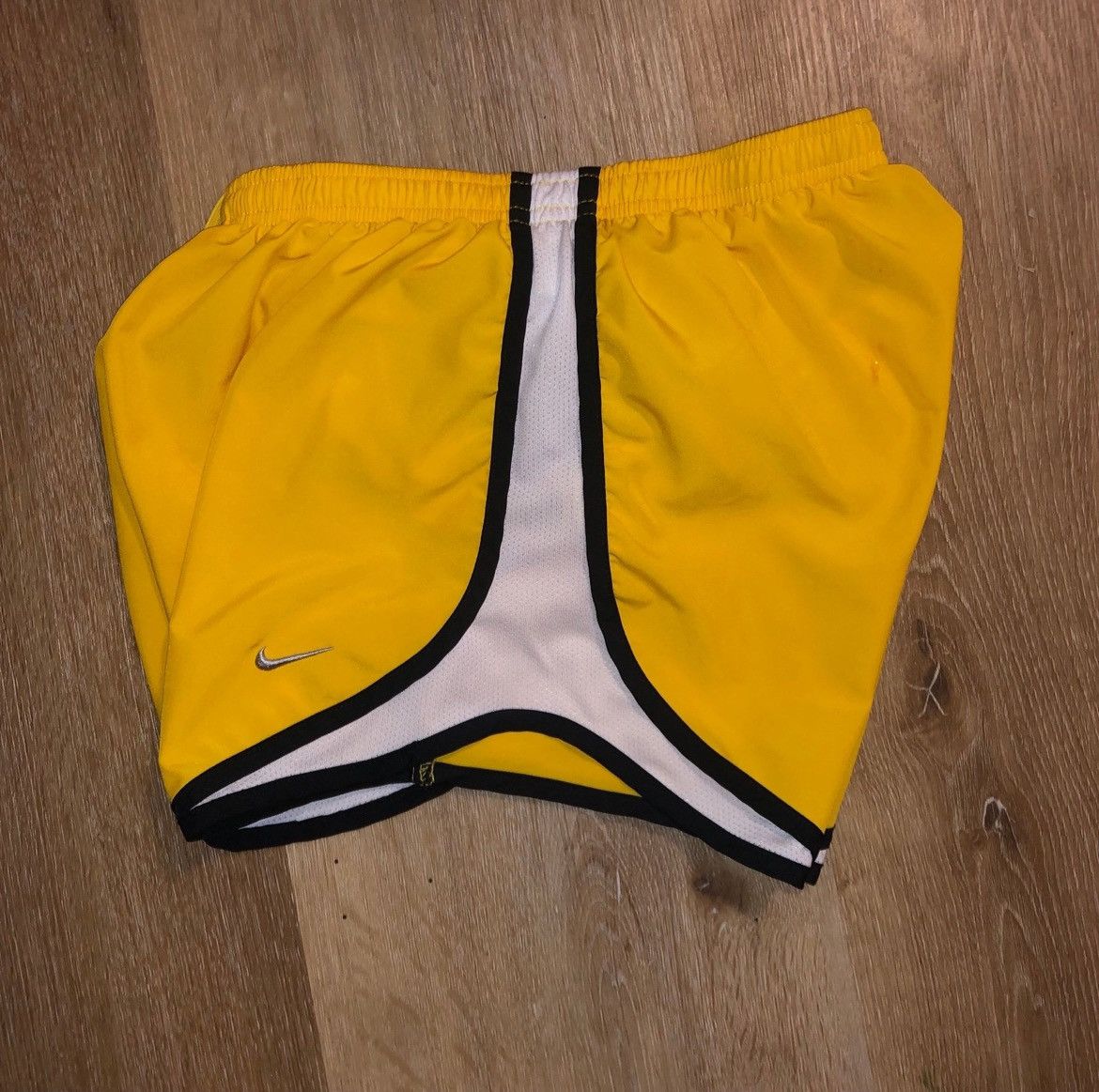 Nike Nike Shorts yellow Size 24" / US 00 / IT 34 - 2 Thumbnail